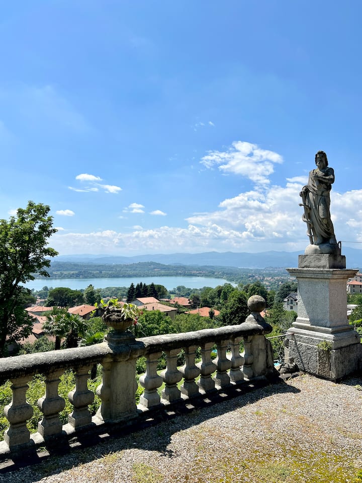 Il lago visto dal giardino della villa