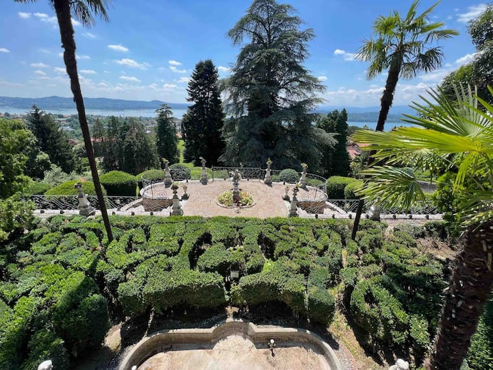 Il giardino di Villa Tatti-Tallacchini con il lago all’orizzonte